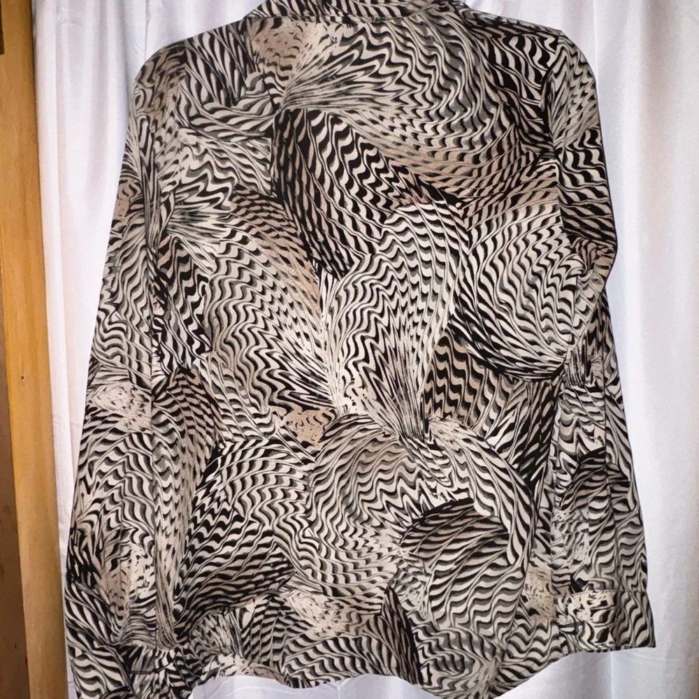 Abstract Patterned Blouse - Picture 4 of 4